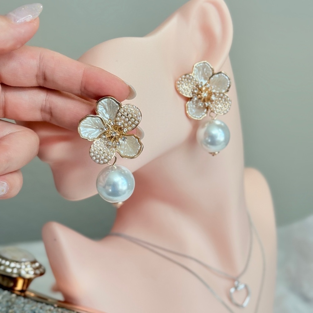 ⚜️ Elegant Gold and Pearl Flower Earrings - Picture 8 of 11
